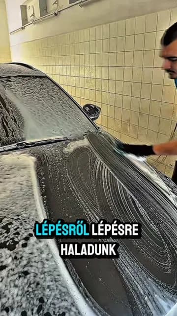OZMO: Na, ebből vajon mit lehet még kihozni? 👀 Alapos keréktisztítás, habosítás, majd kézi mosás. Nem csak gyorsan lemossuk, hanem rendesen végigmegyünk az autón. Pécsen autómosás? OZMO.